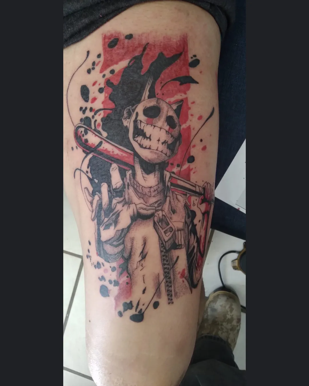 Tatuaje neo tradicional en pierna — calavera anime estilo color — Llantatoo Guadalajara