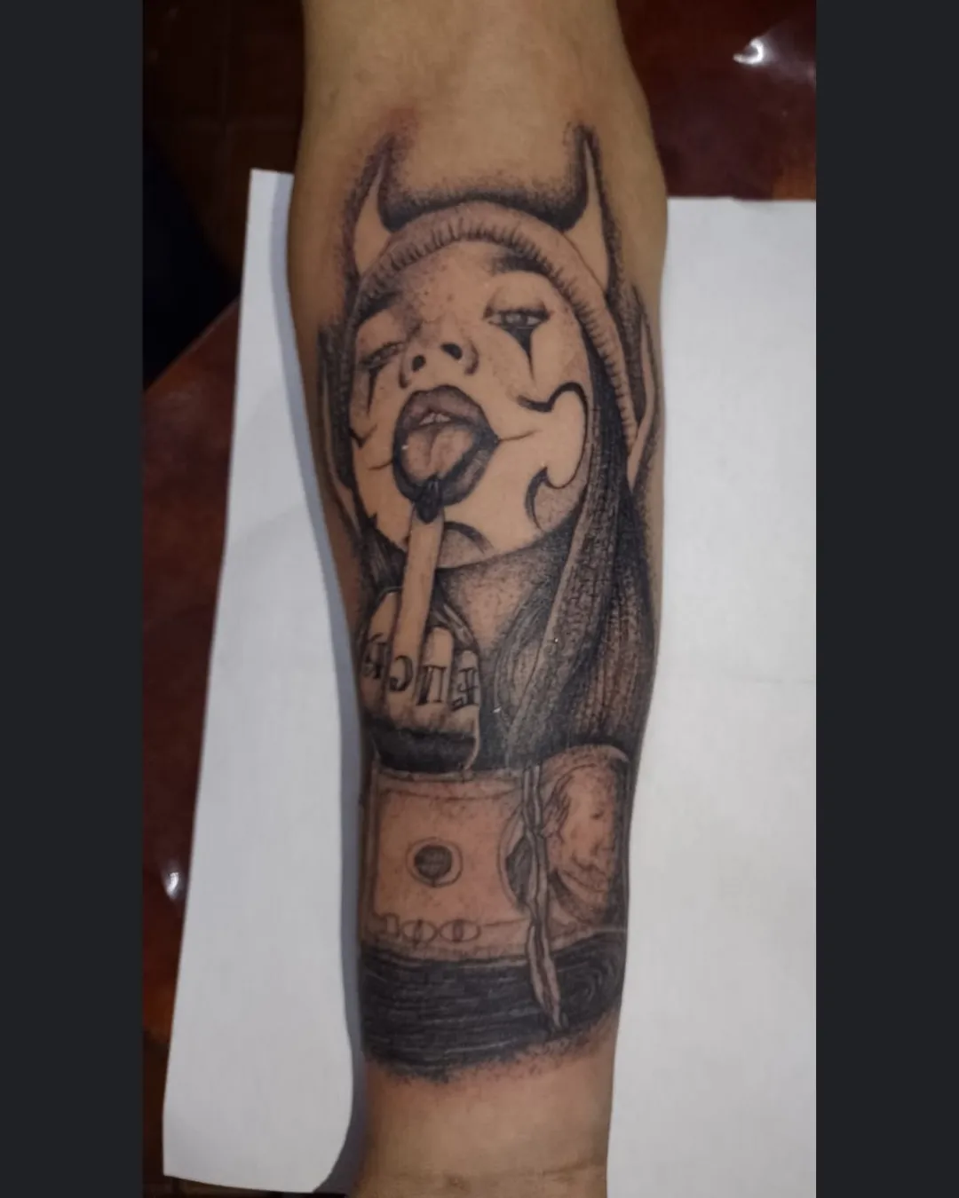 Tatuaje blackwork en antebrazo — figura estilo oscuro — Llantatoo a domicilio ZMG