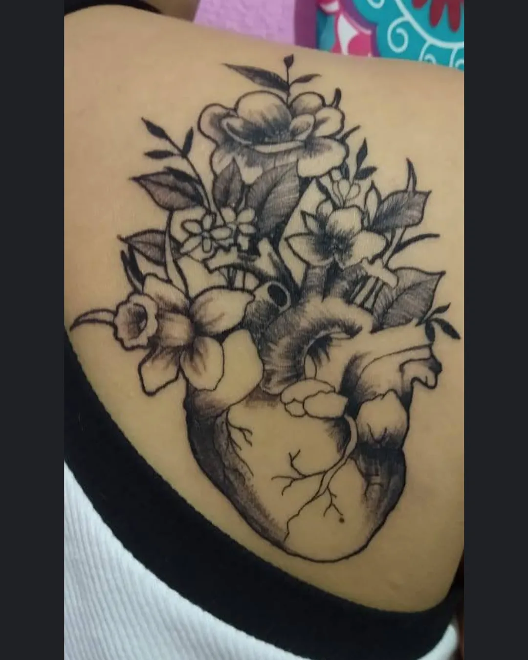 Tatuaje blackwork floral en hombro — corazón anatómico con flores — Llantatoo Guadalajara